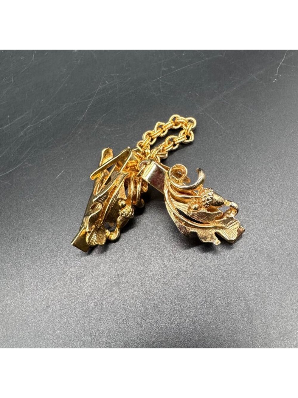 Vintage Sweater Clip Gold Tone Acorn Leaf Chain Retro Fashion Accessory